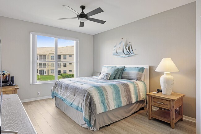 Building Photo - Beautiful Condo with Lake View