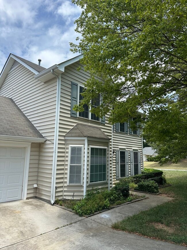 Building Photo - 3 Bedrooms and 2.5 Bathroom