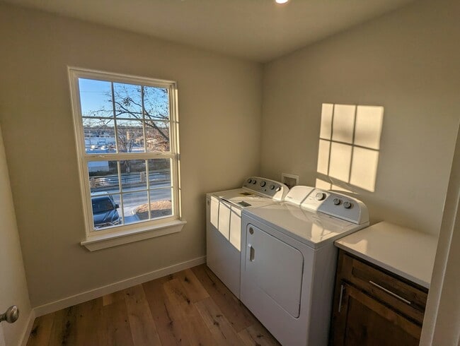 Building Photo - 137 S Bluff Ave