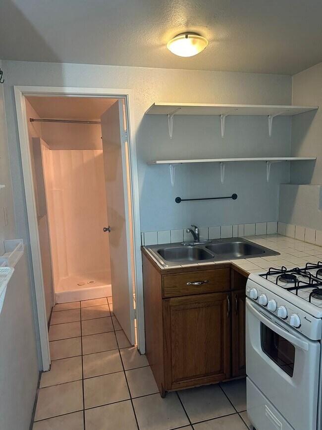 Cute Oceanside Studio with utilities inclu... 501 San Luis Rey Dr