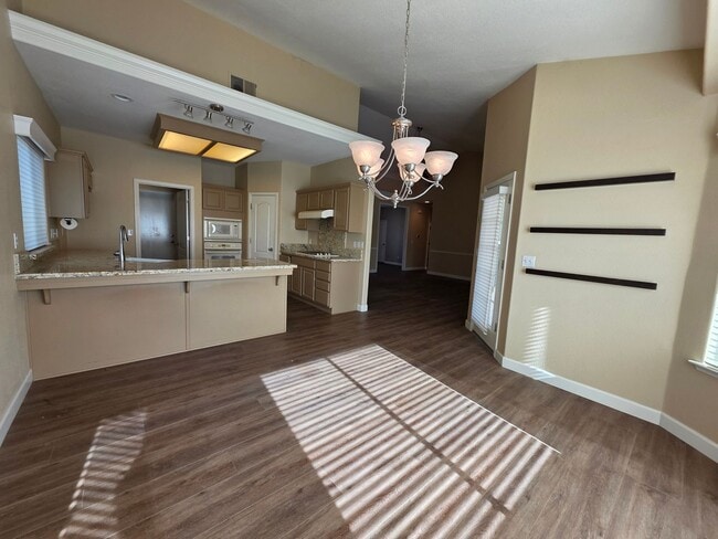 Building Photo - *Wait list full- Currently not accepting applications* 3 Bedroom 2 Bathroom with Pool in NW Visalia!