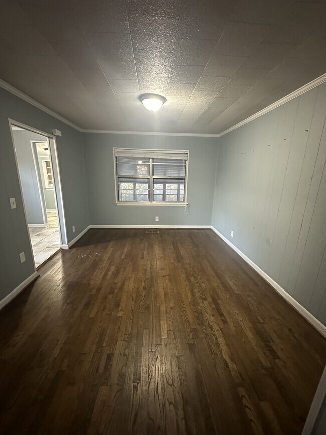 Building Photo - 1633 Yvonne Dr