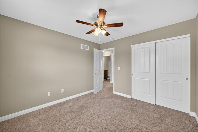 Building Photo - 303 Shadow Trace Dr