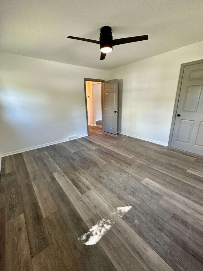 Building Photo - "Charming 2-Bed Gem with Granite Elegance ...