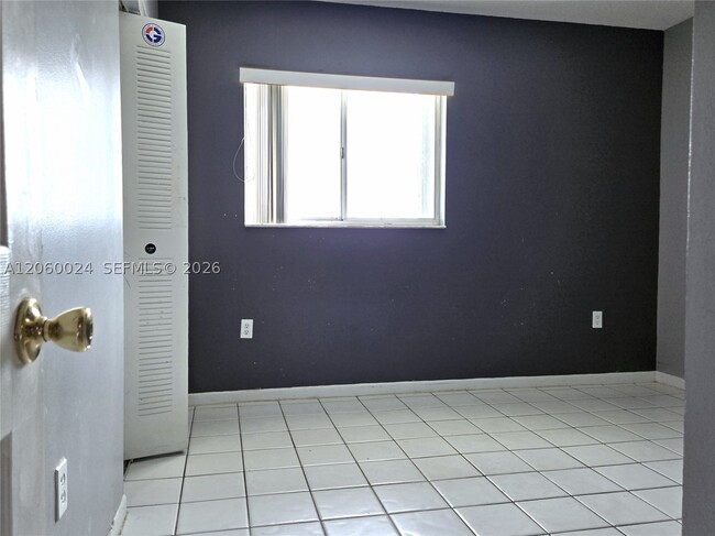 Building Photo - 900 SW 104th Ct