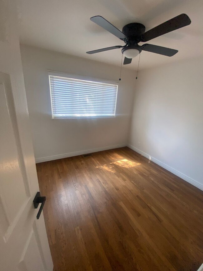 Building Photo - Spacious 2 Bedroom, 1 Bathroom Duplex with...