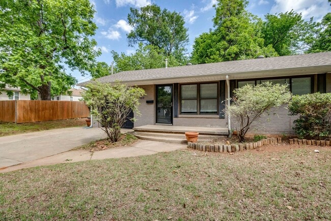 Building Photo - Spacious mid-century ranch home in Clegern
