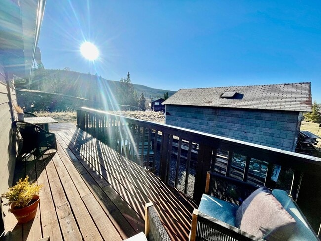 Building Photo - Main St! Storage and Parking! 20 minute dr...