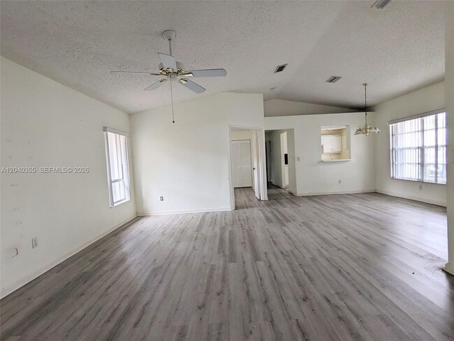 Building Photo - 532 SE 21st Dr