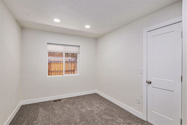 Building Photo - Hale neighborhood duplex w/large patio for...