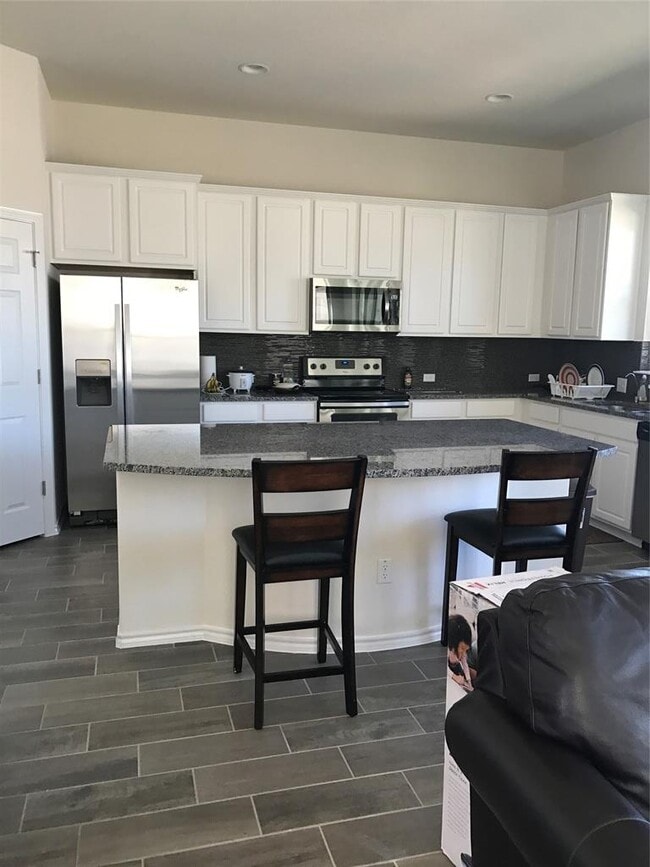 Building Photo - 2105 Town Centre Dr