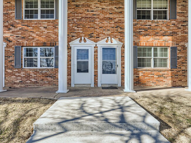 Building Photo - COMING IN MAY!!! Spacious 3 Bedroom 2.5 Ba...
