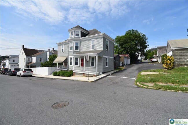 Building Photo - 204 N 9th St