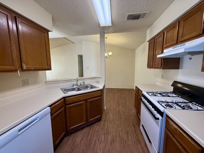 Building Photo - QUIET LOCATION - YARD BACKS TO GREENBELT