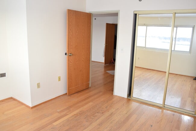 Building Photo - 200 Cove Way