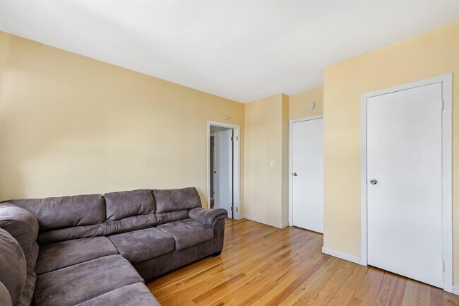 Building Photo - 523 Adams St