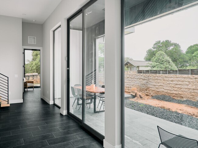 Building Photo - 412 Kemp St