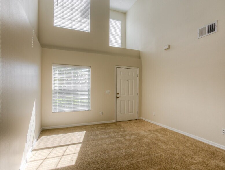 Building Photo - 2217 Heathwood Cir