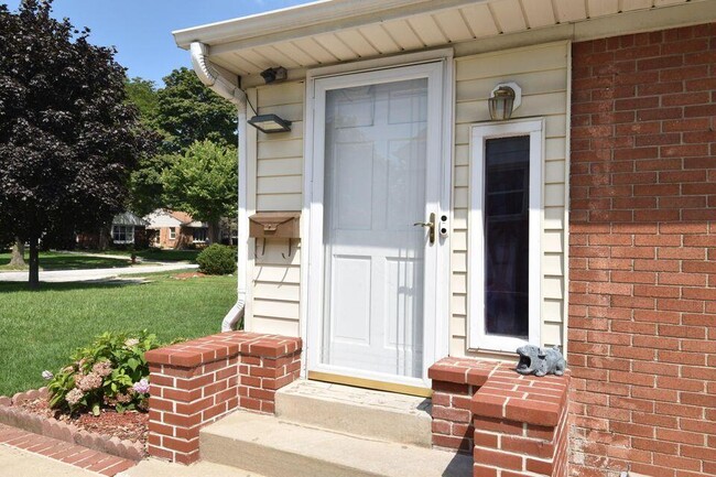 Building Photo - 554 Robertson St