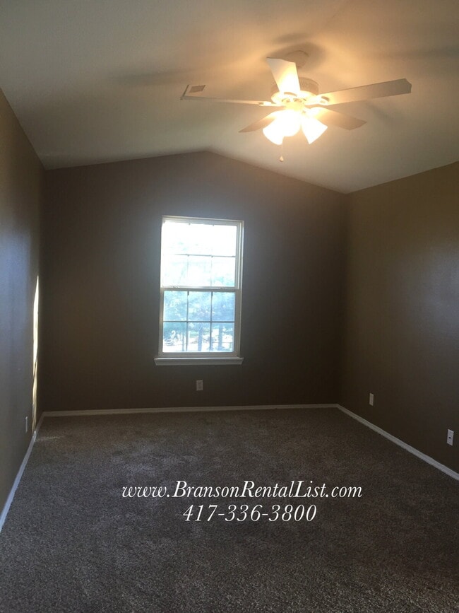 Building Photo - Large 5 Bedroom with lawn care and a commu...