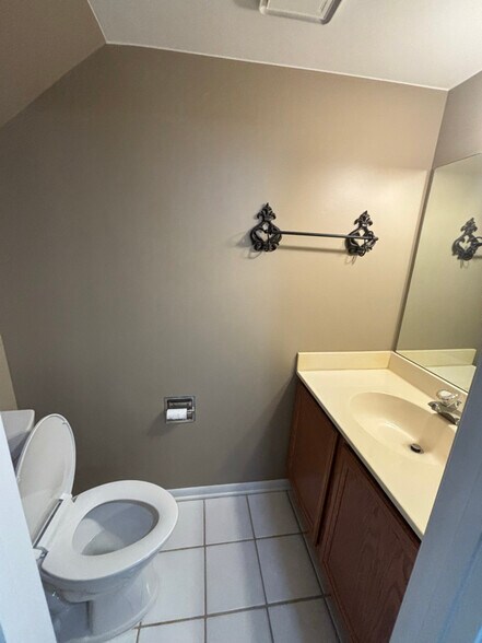 Building Photo - 517 Woodcrest Dr