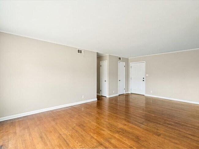 Building Photo - 2607 S Maplewood Ave