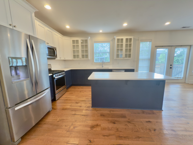 Building Photo - Beautiful 3 bed 3 bath WALKABLE to restaur...