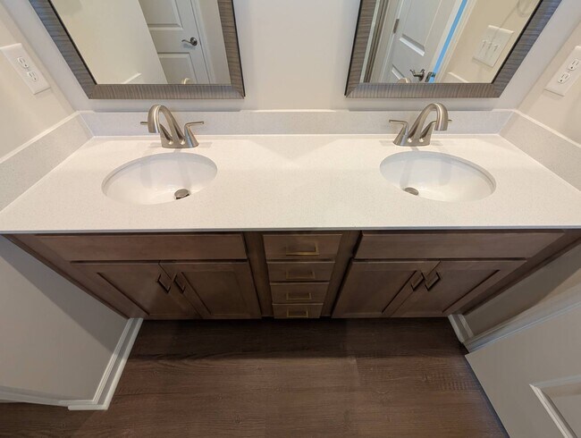 Building Photo - 985 Tess St