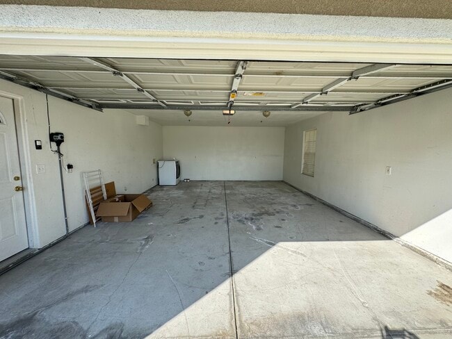 Building Photo - 923 Royal Oaks Dr