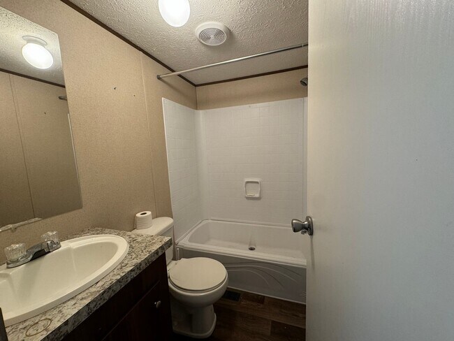 Building Photo - 2 Bedroom 2 Bathroom Mobile Home