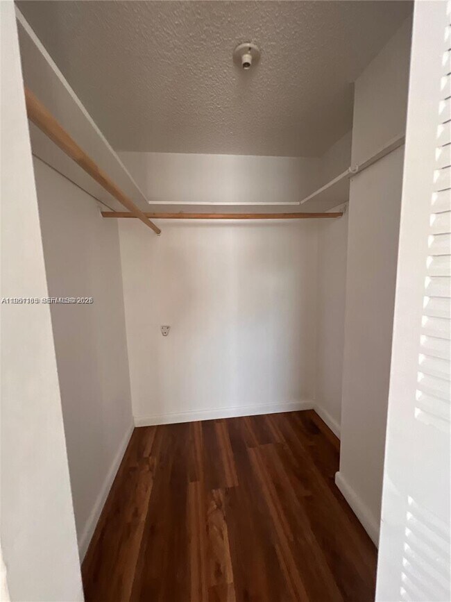 Building Photo - 16465 NE 22nd Ave