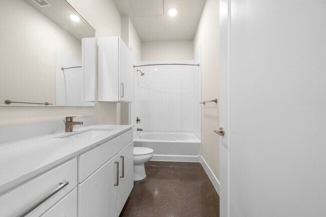 Building Photo - 1825 N San Jacinto Street Unit 641