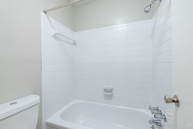 Building Photo - Spacious Apts - Excellent Tucker Location
