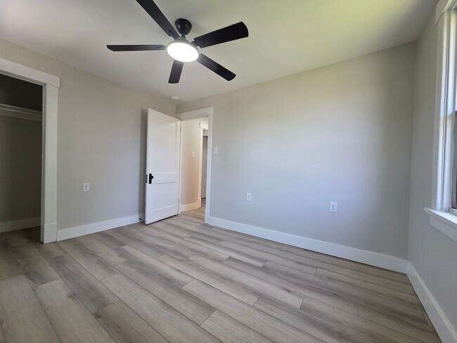 Building Photo - 2 Bed 1 Bath Single Family Home