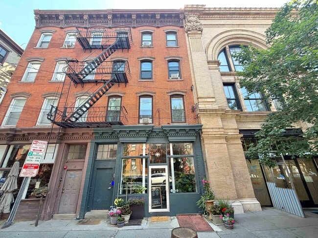 Building Photo - 16 Erie St