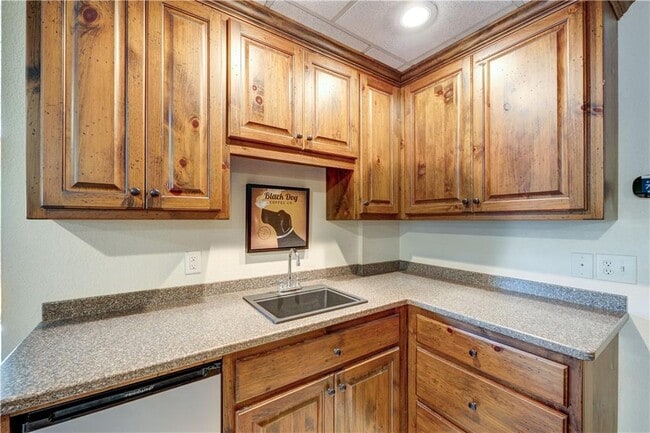 Building Photo - 495 Chicory Dr E