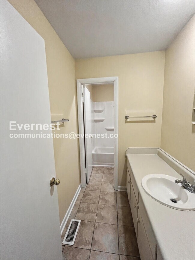 Building Photo - 3 Bed, 1.5 Bath Townhome with Off-Street Parking / Pet-Friendly / Available Now!