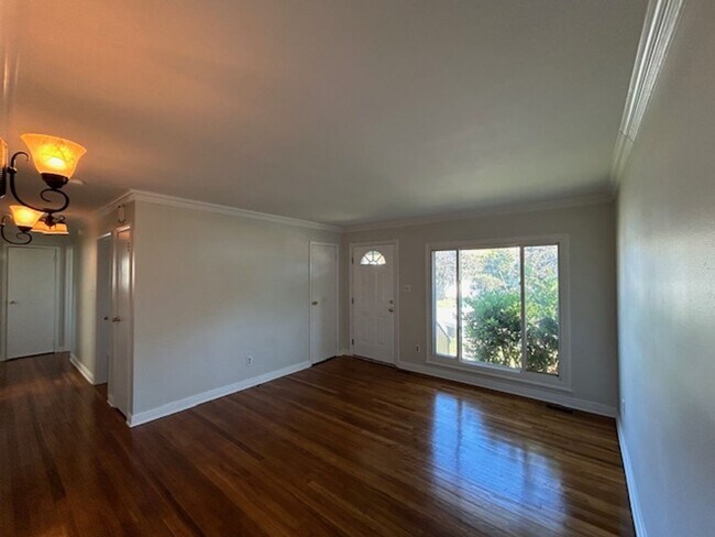 Building Photo - Cozy Ranch - Prime Location - Libbie and G...