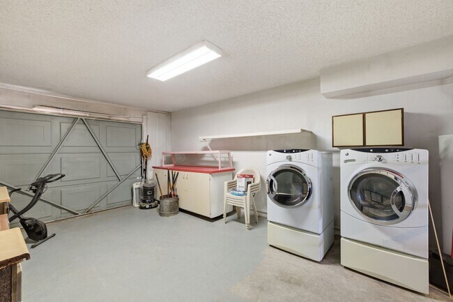 Building Photo - 1301 W Montoya Ln