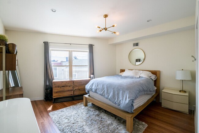 Building Photo - Gorgeous Fairmount One Bedroom Condo