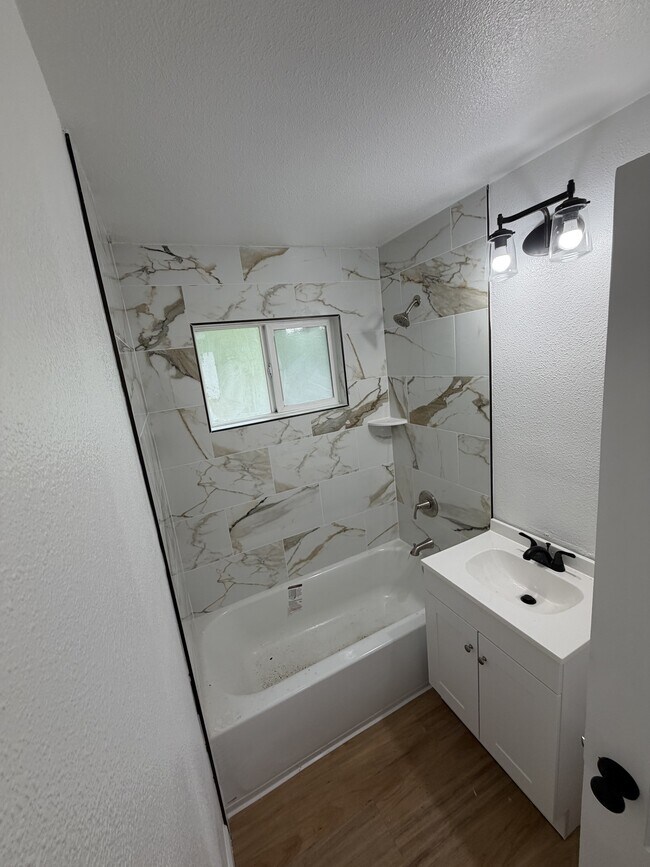 Building Photo - 910 E Tulare Ave