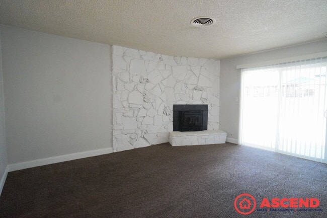 Building Photo - 3 Bedroom Home Near Compton Junior High in...