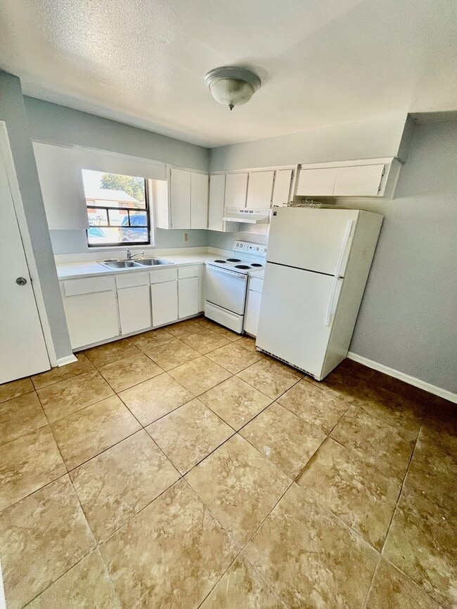 Building Photo - GORGEOUS 3BR/1.5BA Duplex! Convenient Location! NO APPLICATION FEE!