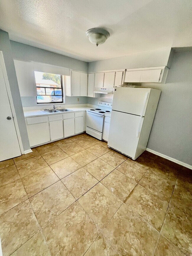 Building Photo - SPACIOUS 3BR/1.5BA Lakeland Duplex! Convenient Location! NO APPLICATION FEE!