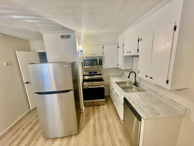 Building Photo - 1 Bed/1 Bath for Rent in Brandon 042!