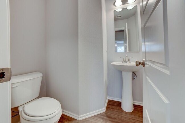 Building Photo - Modern 4BR Craftsman in The Heights – $500 Move-In Special!