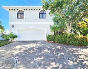 Building Photo - "3-Bed, 3-Bath Gem in New Port Richey with 2,233 Sq Ft of Living Space!"