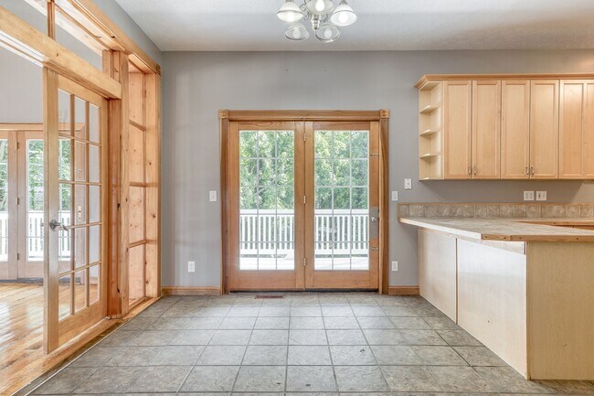 Building Photo - 5 to 8 Bedrooms. Pet Friendly.