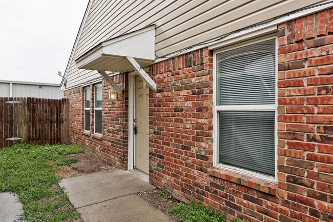 Building Photo - Cute 3BD/2BTH Duplex in Central East Norman!