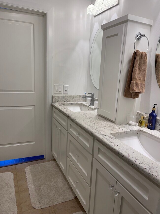 Primary En-suite Bathroom - 300 St Joseph Pky